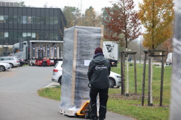 A Megware employee delivers components of the new Helma cluster on a handcart.